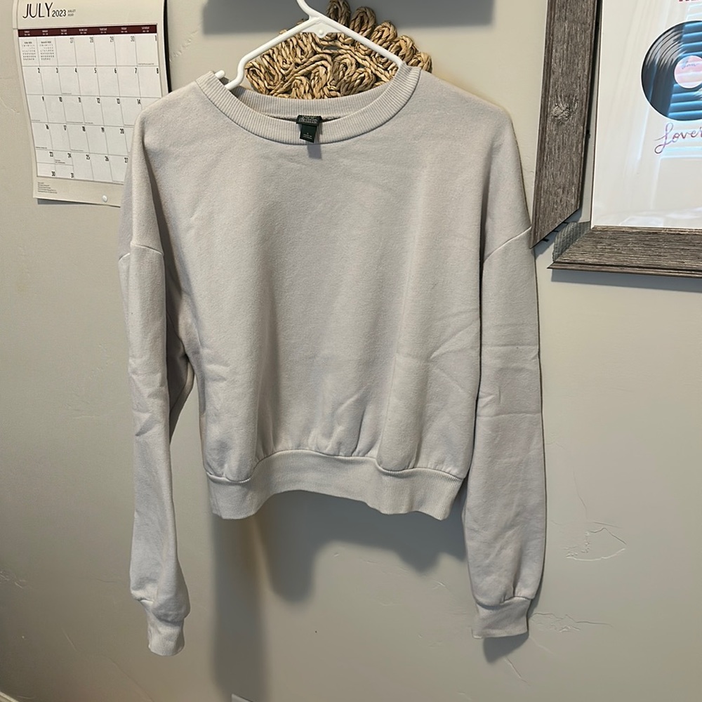 Light grey crewneck